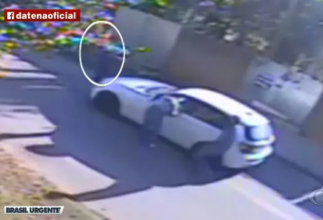 Após levar tiros em carro, motorista consegue fugir de possível sequestro relâmpago em Cotia (SP)