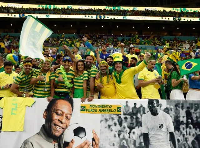 Torcedores do Brasil fazem banner com foto do ex-jogador Pelé