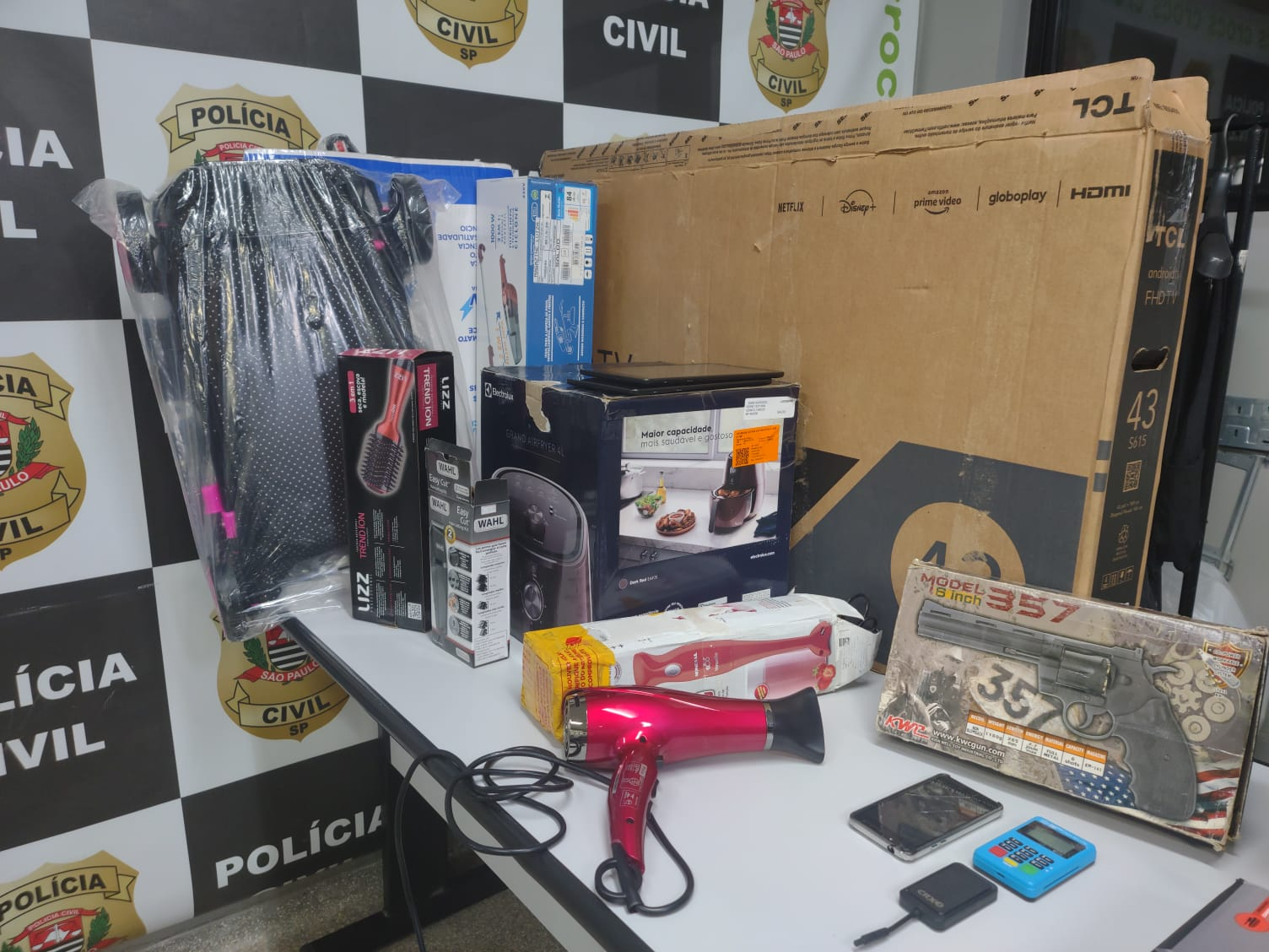 Produtos que foram furtados e encontrados pelos policiais Divulgação/Polícia Civil 