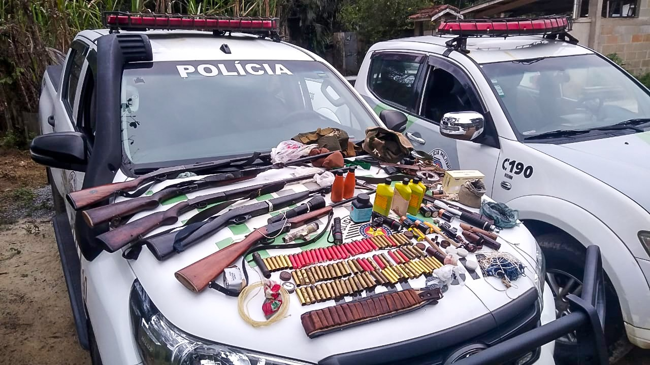 O caçador alega que as armas eram de posse de seu pai e que iria devolve-las Polícia Ambiental de Ubatuba 