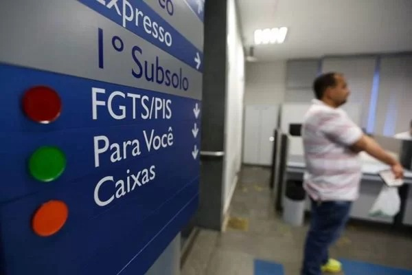 Benefício é referente ao ano de 2022; valor máximo para saque é de R$ 1.212,00 Foto: Agência Brasil 