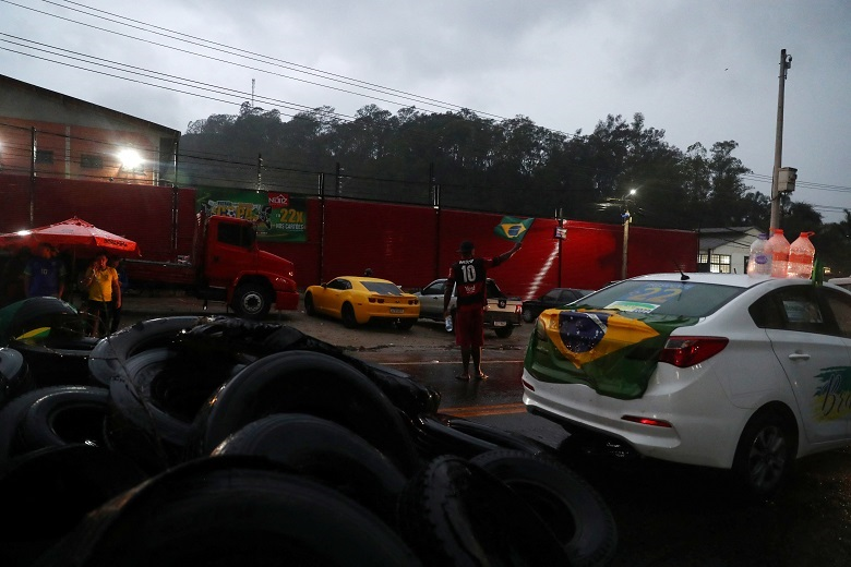 Apoiadores do presidente Jair Bolsonaro bloqueiam a rodovia BR-116 durante protesto REUTERS/Pilar Olivares