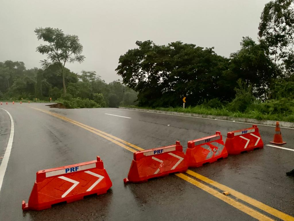 Rio-Santos tem interdição e Dutra tem lentidão na manhã desta sexta, 1 de abril Divulgação/PRF