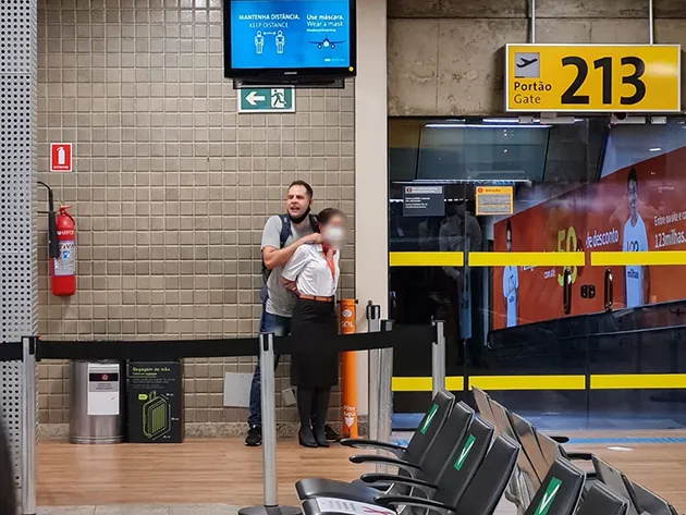 Homem é preso após fazer comissária de bordo refém com uma caneta no Aeroporto de Guarulhos