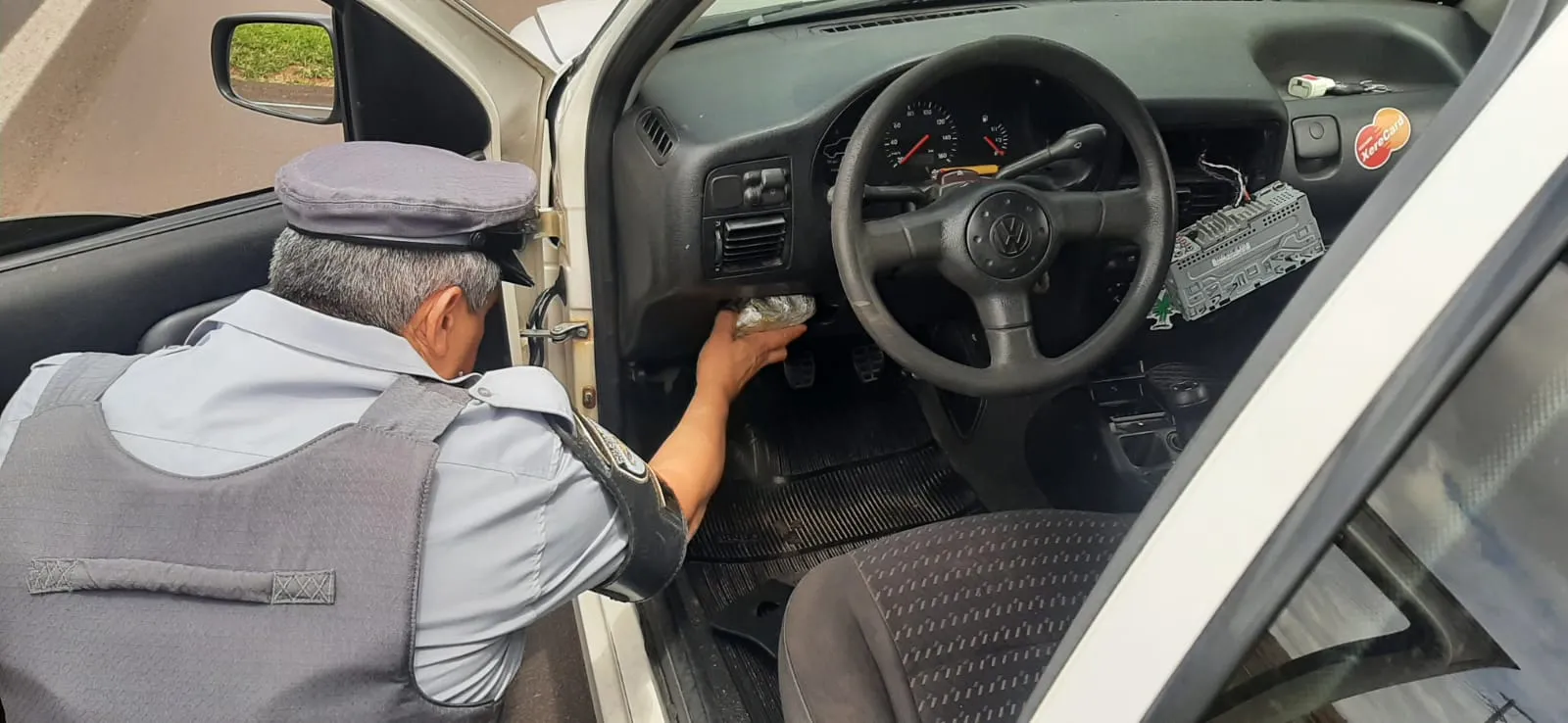 A droga estava escondida no painel do carro