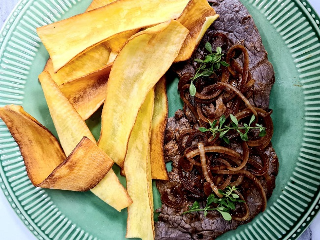 Carne com chips de mandioca | Band Receitas