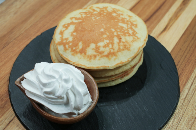 Panqueca americana com chantilly | Band Receitas