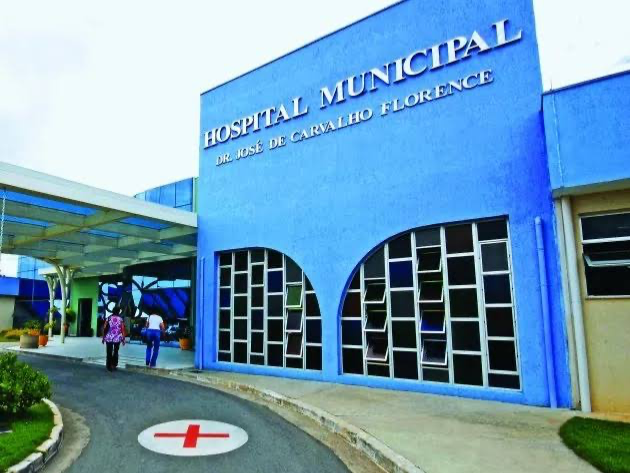 Criança é acompanhada pelos médicos do hospital municipal  Divulgação/ PMSJC