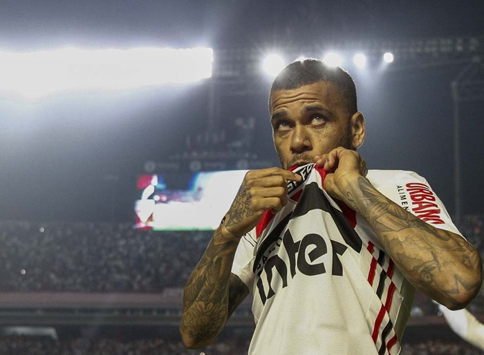 Daniel Alves beija escudo do São Paulo, em foto de arquivo Miguel Schincariol / saopaulofc.net