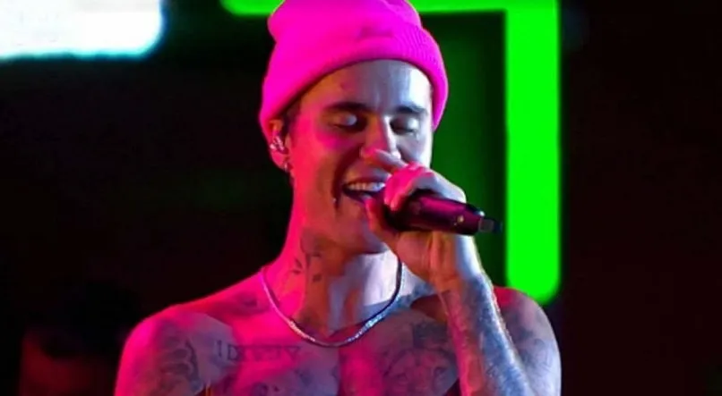 Justin Bieber orou no palco e disse amar o Brasil