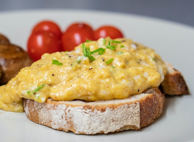 Brunch no fim de semana: faça ovos mexidos com tomate fresco e linguiça seca fatiada