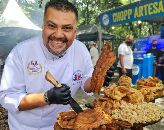 O evento terá o tradicional torresmo e a presença do chef Adan Garcia Reprodução/Redes sociais