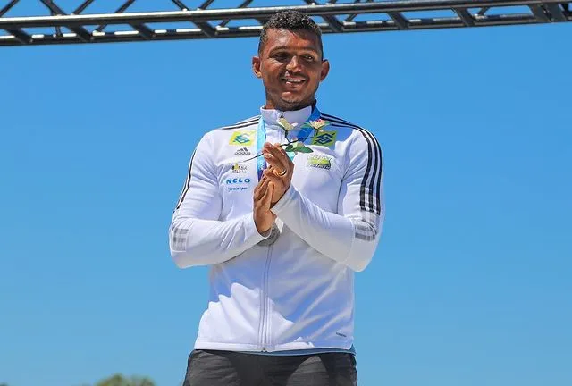 Isaquias ganha medalha no Pan-Americano disputado no Canadá.