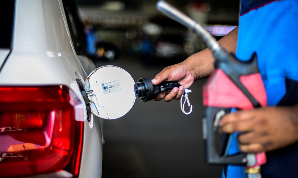 Redução no litro do diesel para distribuidoras começa a valer nesta sexta (12)