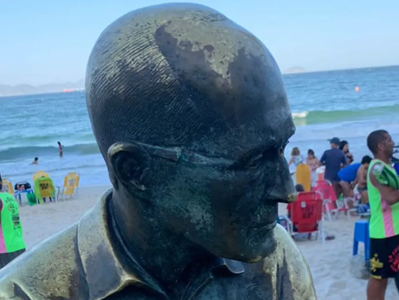 Óculos da estátua de Drummond são furtados pela 12ª vez desde a inauguração no Rio de Janeiro