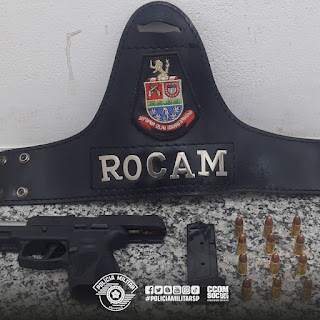 Foram localizadas uma pistola calibre 9 milímetros com um carregador com 12 munições  Reprodução/ PM