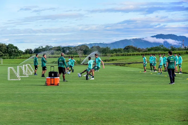 Jogadores do América treinam em CT do Deportes Tolima, em Ibagué