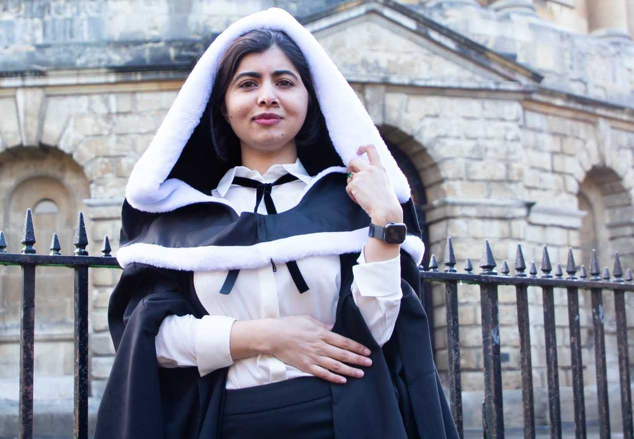 Malala participa da colação de grau e comemora diploma de Oxford