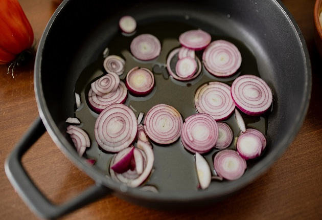 Qual a diferença entre refogar cebola no azeite e na manteiga? Carole Crema responde Unsplash