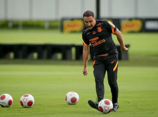 "Dava para colocar os titulares", diz Denílson sobre o empate do Corinthians