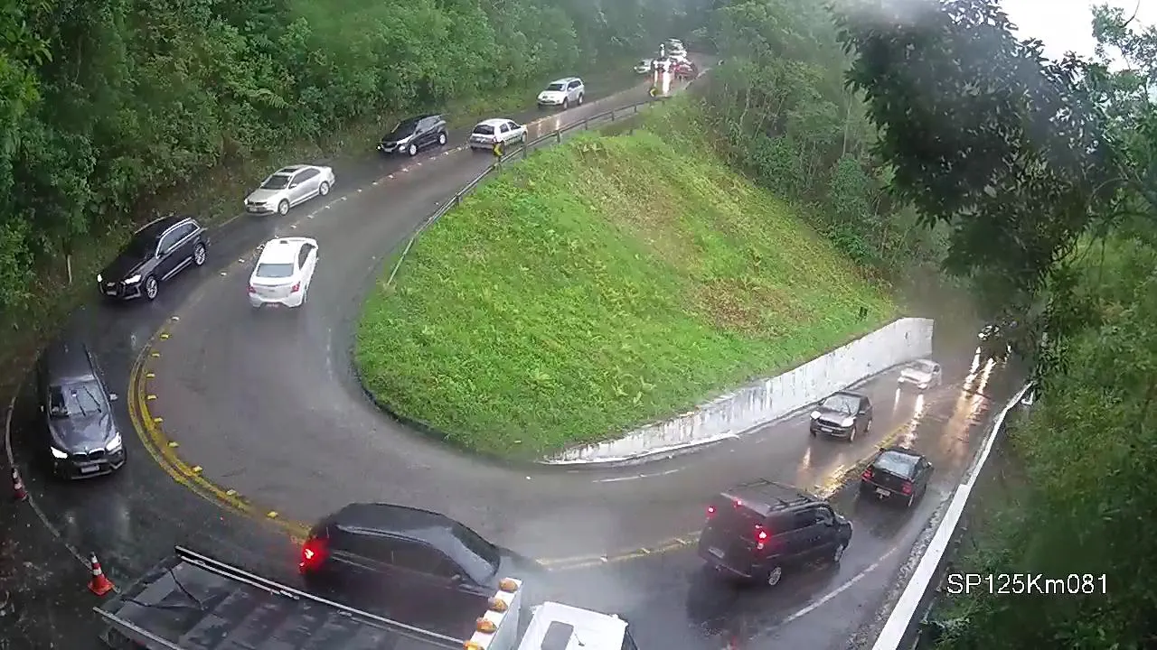 Motoristas enfrentam trânsito lento na Oswaldo Cruz e Rodovia dos Tamoios