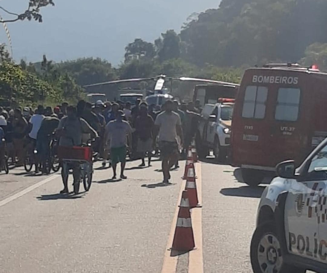 Acidente deixa vários feridos na Rio-Santos Polícia Militar