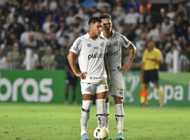 Em noite iluminada, Santos faz 3 no Coritiba e vai às oitavas da Copa do Brasil