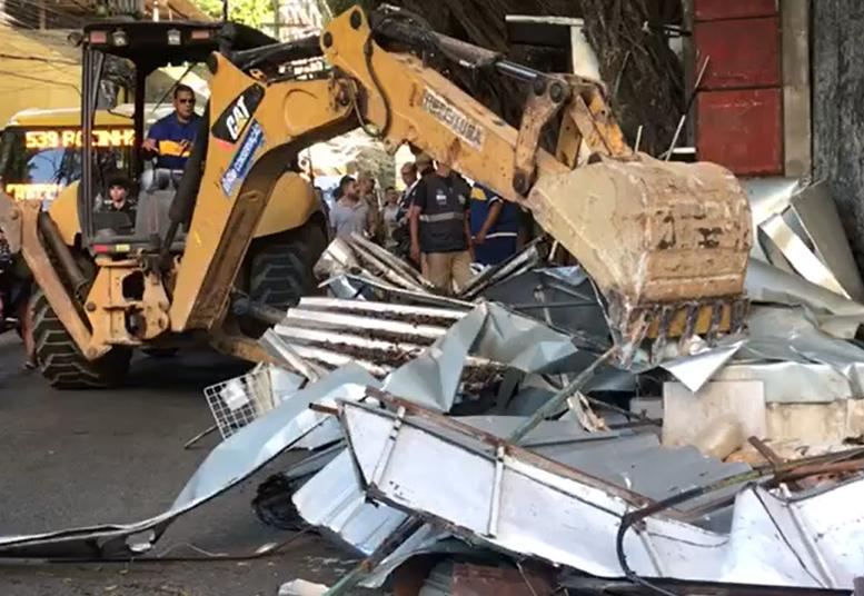 Prefeitura remove 15 estruturas irregulares na Rocinha