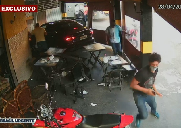 Carro invadiu pizzaria, e dupla fugiu do local antes da chegada da PM Reprodução