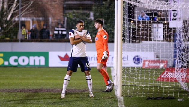 Carlos Vinícius foi o nome do jogo para o Tottenham Reprodução/Twitter Tottenham Hotspur