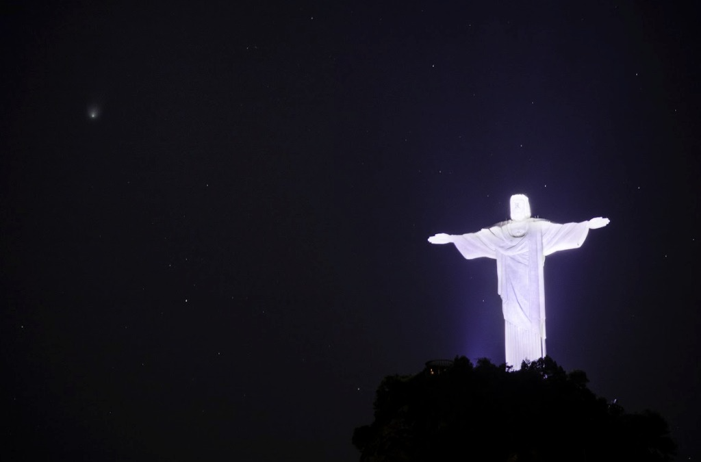 O cometa ainda está de passagem pelo hemisfério sul e poderá ser visto até o início do ano Marcello Cavalcanti