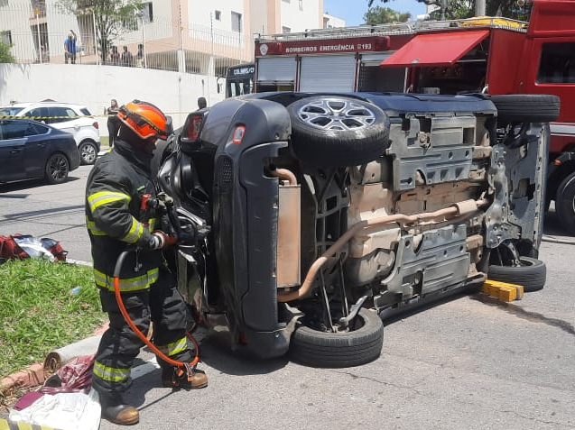 Mulher perde o controle e capota com carro na zona sul de São José dos campos Divulgação/ Corpo de Bombeiros