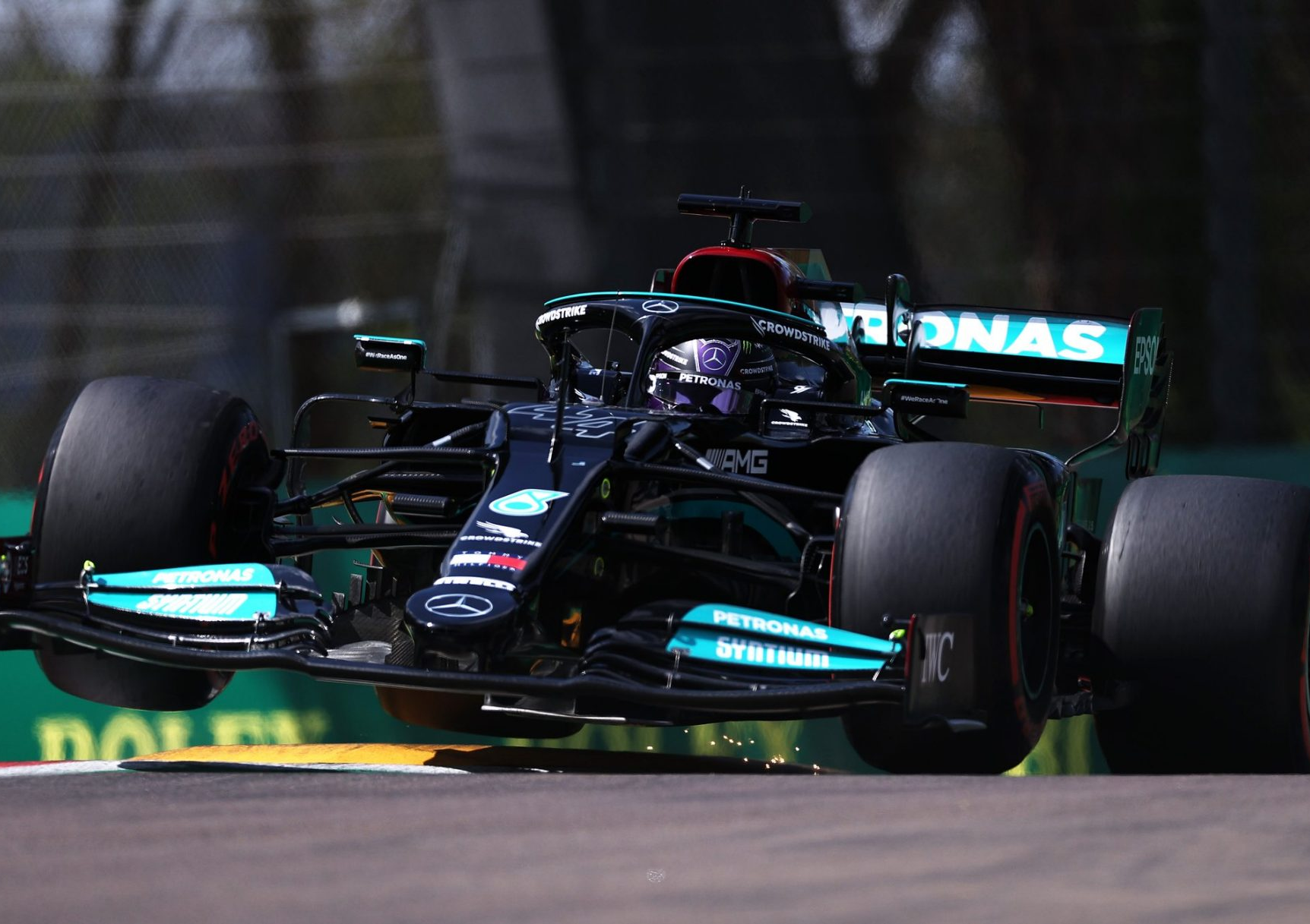 Lewis Hamilton faz a pole para a disputa do Grande Prêmio de Emiglia Romana Divulgação/F1