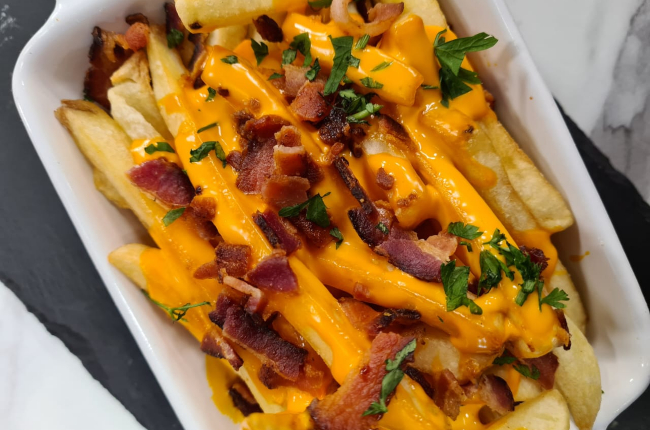 Batata Frita com Creme de Cheddar e Bacon