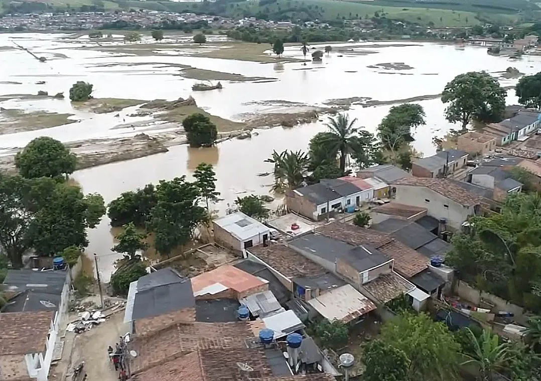 Áreas destruídas por chuva passam por triagem na Bahia
