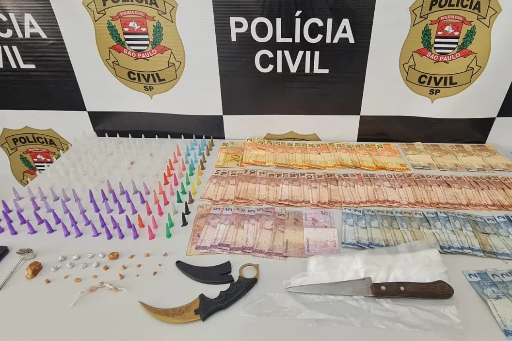 Eles estavam de posse de porções de cocaína e crack