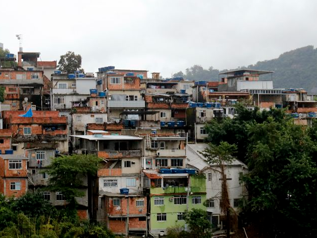 Nesta quinta (29), começa a vacinação em massa contra Covid-19 no Complexo da Maré, no Rio de Janeiro Foto: Tânia Rêgo/Agência Brasil 