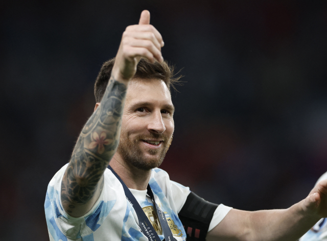 Messi comemorando o título da Finalíssima contra Itália PETER CZIBORRA/Reuters