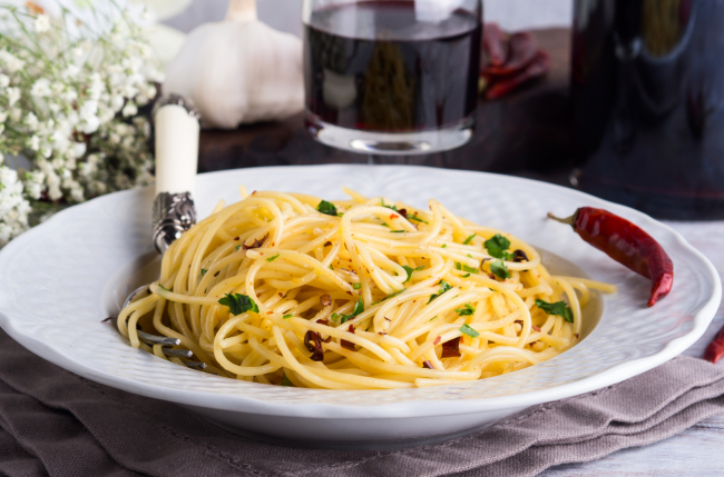 Aprenda a fazer o macarrão alho e óleo da chef Carole Crema Envato Elements