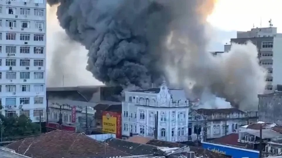 O incêndio teve início às 13h30 e só foi extinto por volta das 17h. Foto: Reprodução