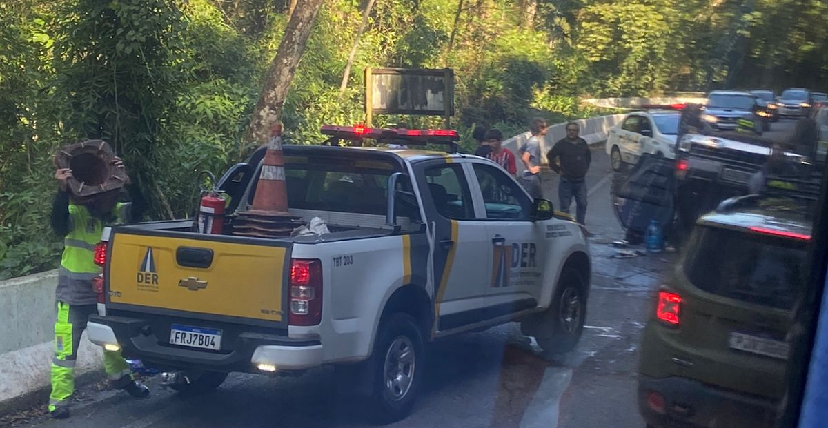 As equipes estão realizando o atendimento no local do acidente Imagem/ Lívia Ramos