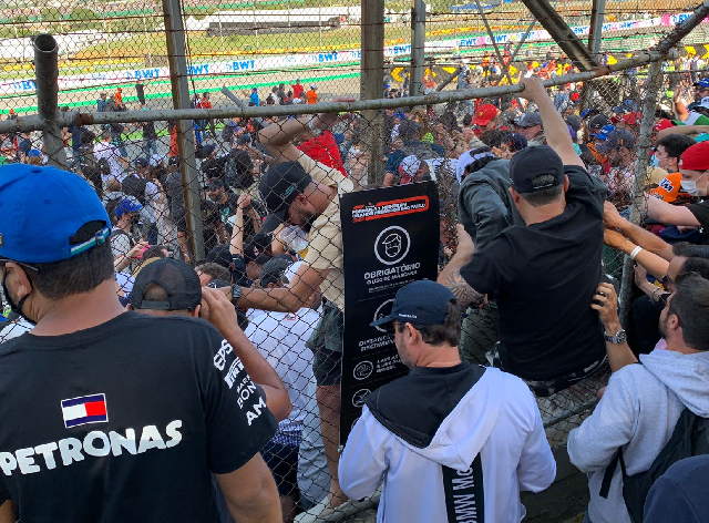 F1: Torcida quebra alambrado e invade pista de Interlagos no GP de São Paulo