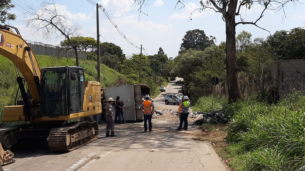  Caçamba do caminhão esmagou o carro da vítima. Reprodução/Nilsão Live Paulínia