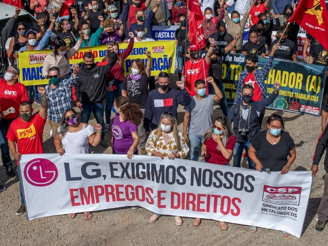 Trabalhadoras protestam contra fim da produção na LG Roosevelt Cássio