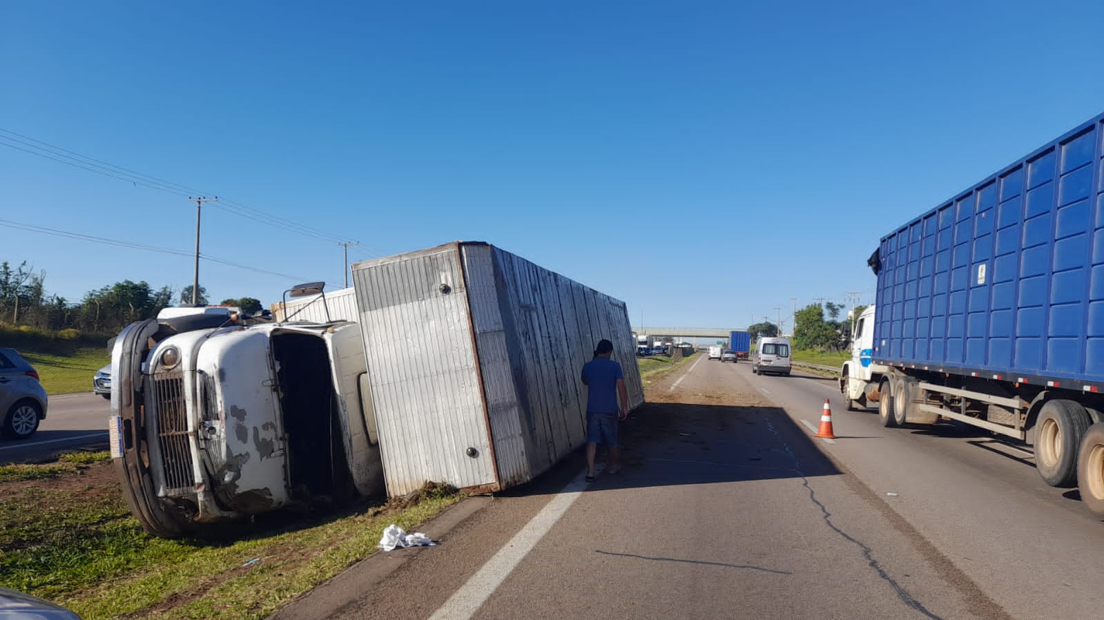 Caminhão ficou tombado no canteiro central da pista  Divulgação/Polícia Rodoviária 