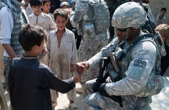 Soldado americano cumprimenta criança afegã na província de Capisa