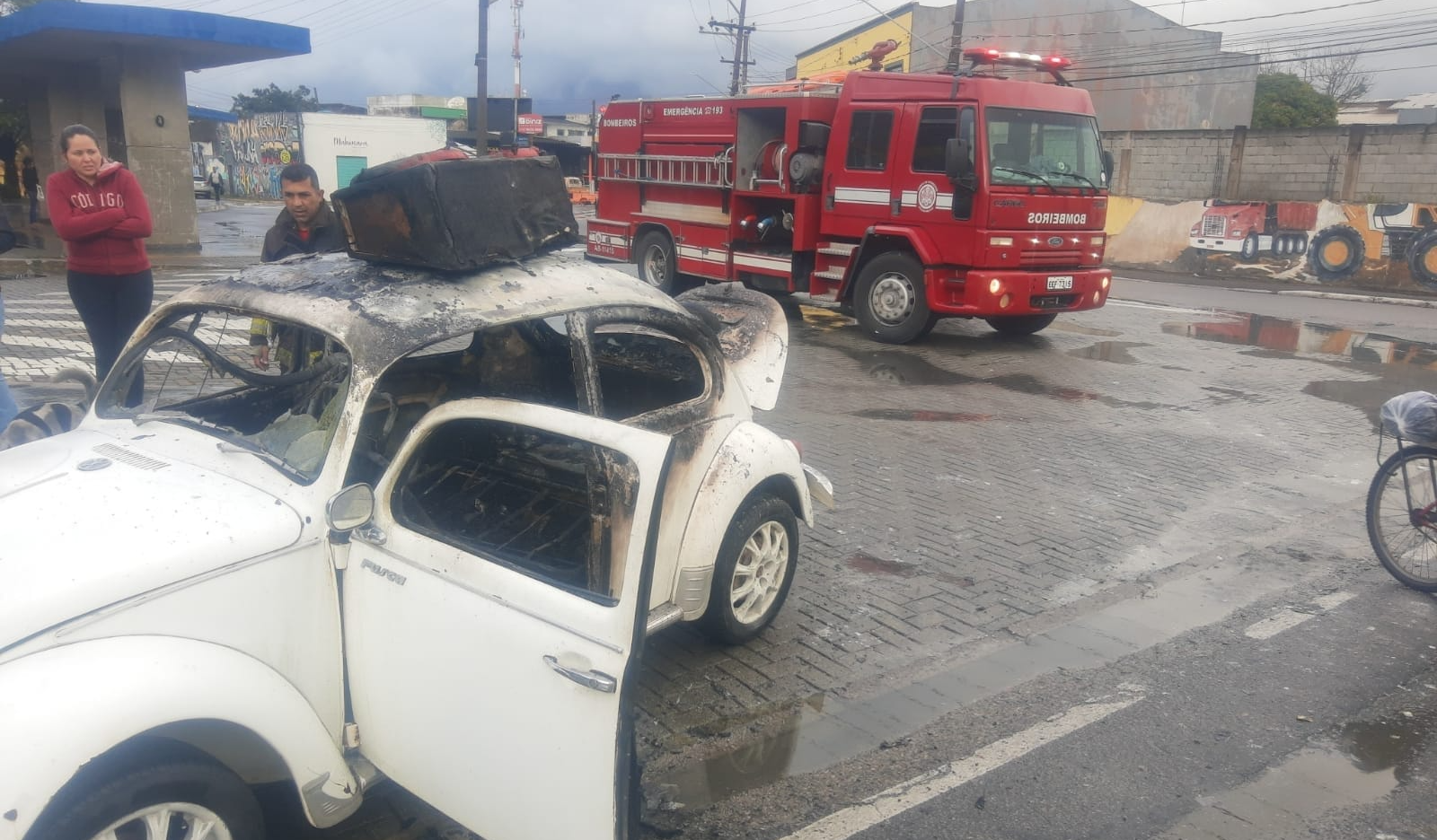 Carro pega fogo e mobiliza Corpo de Bombeiros em São Sebastião