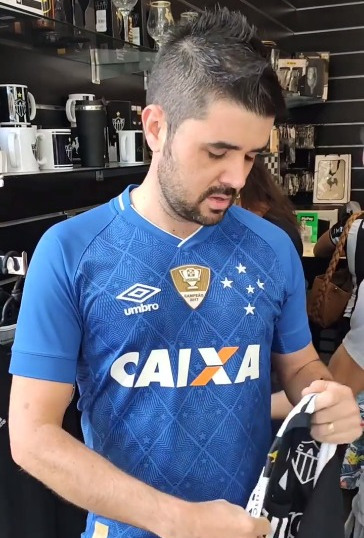 Cruzeirense veste camisa do Atlético em homenagem ao pai falecido
