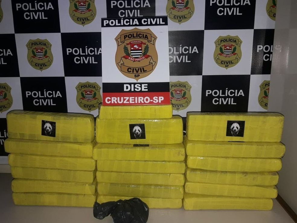 Segundo a investigação, ele faz parte de uma quadrilha de tráfico de drogas da cidade Jovem de 19 anos é preso com 17 quilos de maconha, em Cruzeiro