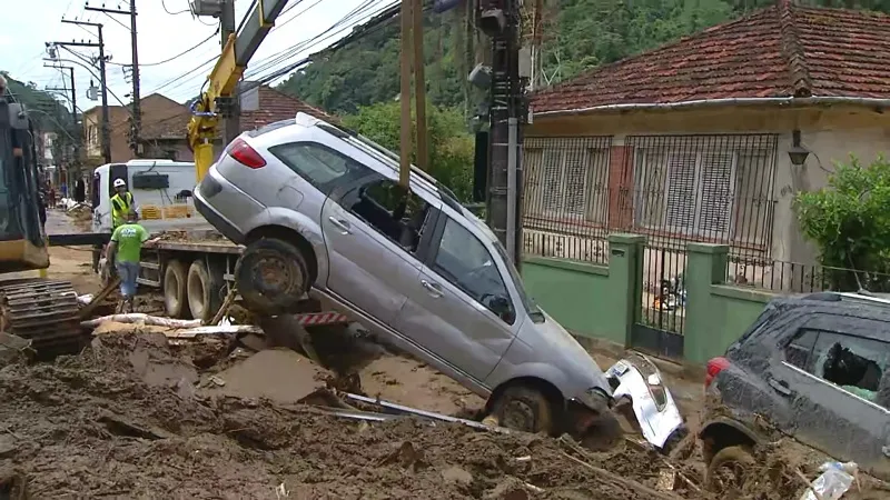 Mais de 300 carros são retirados de rios e ruas de Petrópolis